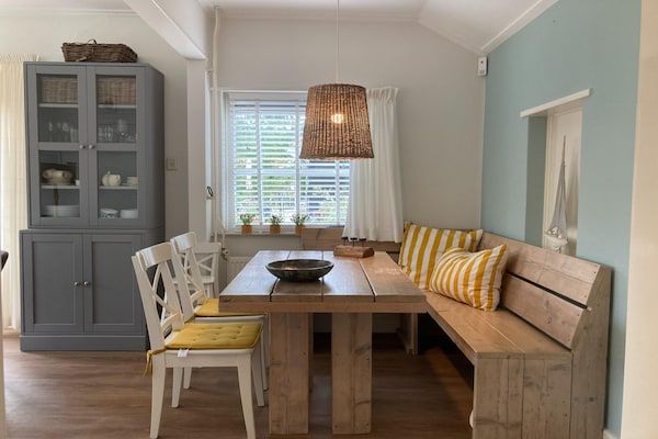 Eetkamer - Prachtig vakantiehuis Zeeroos in Zeeland in Koudekerke-Dishoek (3)