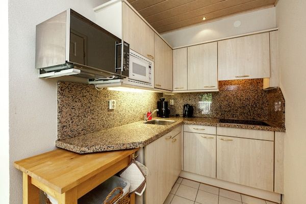 Keuken - Appartement in Oostkapelle bij Strand in Oostkapelle (2)