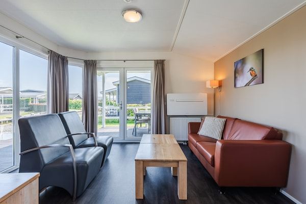 Woonkamer - Huisje aan het meer met boot in Giethoorn (2)