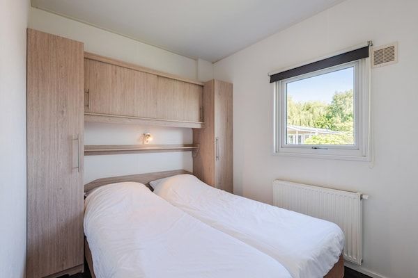 Slaapkamer - Huisje aan het meer met boot in Giethoorn (5)