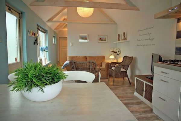 Eetkamer - Vakantiehuis in Egmond aan Zee bij Strand in Egmond aan zee (3)