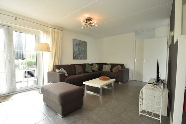 Woonkamer - Wellness aan het Water in Earnewoude in Earnewald (2)
