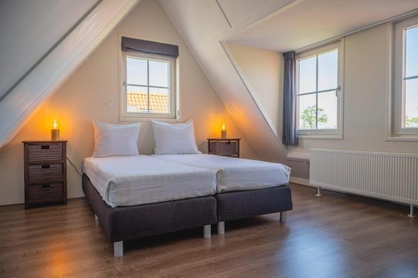 Slaapkamer - Vakantiehuis in Zaanse stijl met tuin in West-Graftdijk (5)