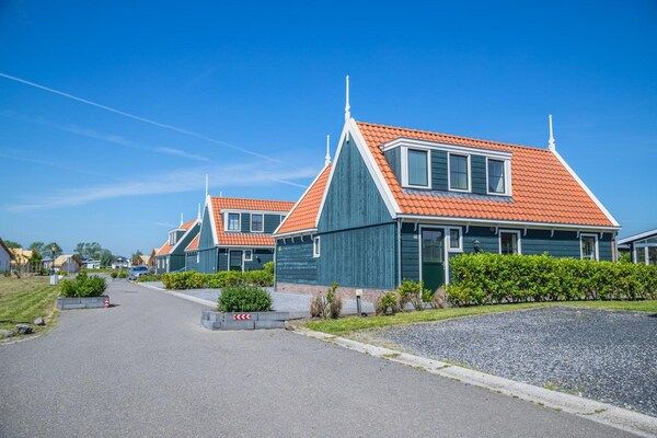 Buitenkant - Vakantiehuis in Zaanse stijl met tuin in West-Graftdijk (1)