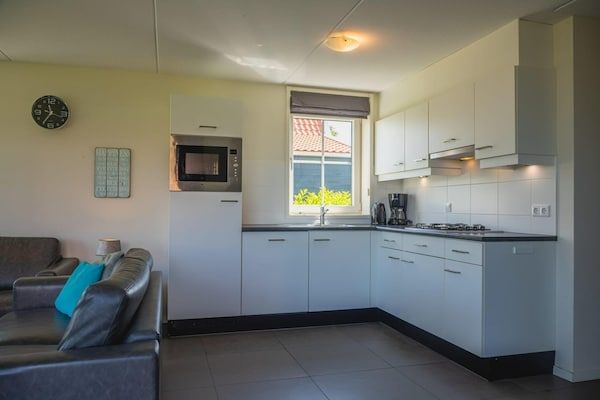 Keuken - Vakantiehuis in Zaanse stijl met tuin in West-Graftdijk (4)