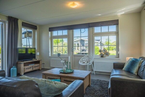 Woonkamer - Vakantiehuis in Zaanse stijl met tuin in West-Graftdijk (3)