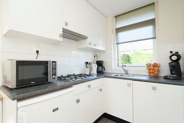 Keuken - Bungalow in Zuid-Holland bij het Strand in Noordwijk (4)