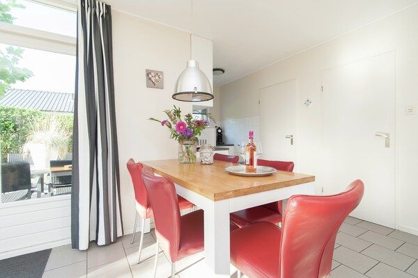 Eetkamer - Bungalow in Zuid-Holland bij het Strand in Noordwijk (3)