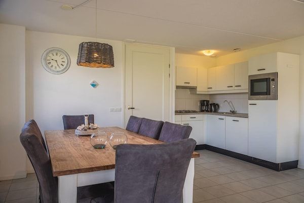 Eetkamer - Rustig verblijf in een villa op het platteland in West-Graftdijk (4)