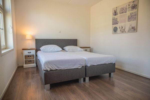 Slaapkamer - Rustig verblijf in een villa op het platteland in West-Graftdijk (3)