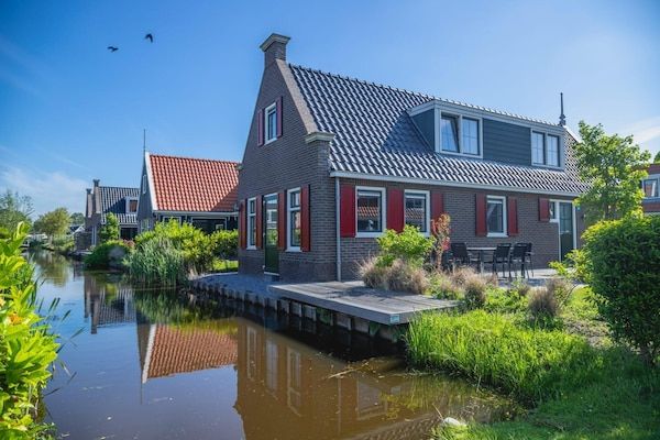 Buitenkant - Rustig verblijf in een villa op het platteland in West-Graftdijk (5)