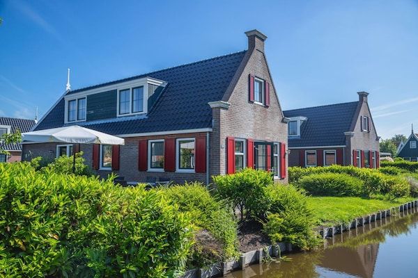 Buitenkant - Rustig verblijf in een villa op het platteland in West-Graftdijk (1)