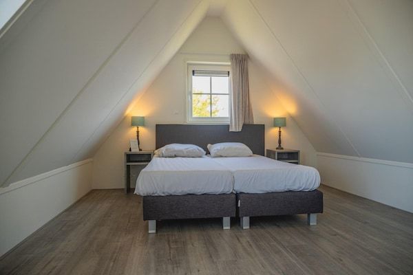 Slaapkamer - Nederlands gezin op vakantie in West-Graftdijk in West-Graftdijk (5)