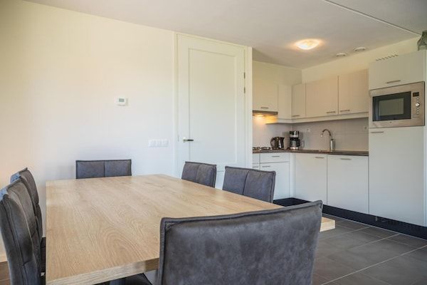 Eetkamer - Nederlands gezin op vakantie in West-Graftdijk in West-Graftdijk (4)