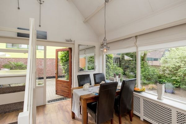Eetkamer - Vakantiehuis in Noordwijkerhout bij Bos & Meer in Noordwijkerhout (2)