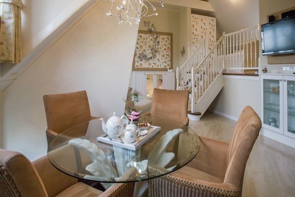 Eetkamer - Boutique appartement in Ritthem met terras in Vlissingen-Ritthem (3)