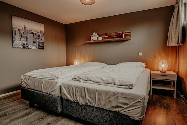 Slaapkamer - Woonboot in Nederland met Privésteiger in Uitgeest (5)