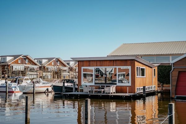 Buitenkant - Woonboot in Nederland met Privésteiger in Uitgeest (1)