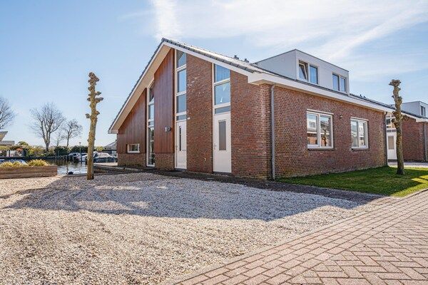 Buitenkant - Woonboot in Waterpark met Privésteiger in Uitgeest (1)