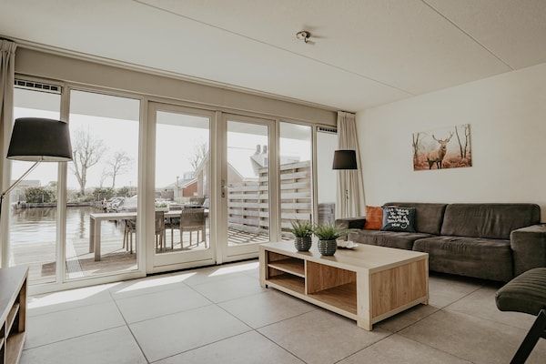 Woonkamer - Woonboot in Waterpark met Privésteiger in Uitgeest (2)