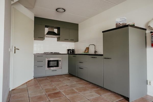Keuken - Appartement in waterpark met privé-aanlegsteiger in Uitgeest (3)