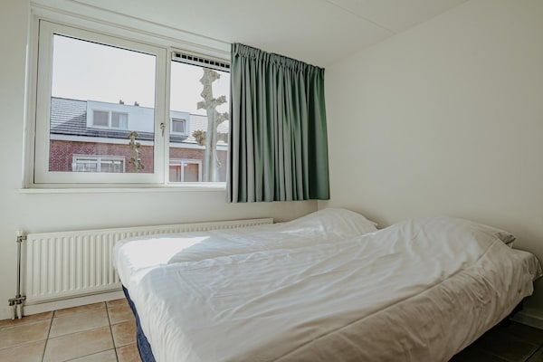 Slaapkamer - Appartement in waterpark met privé-aanlegsteiger in Uitgeest (4)