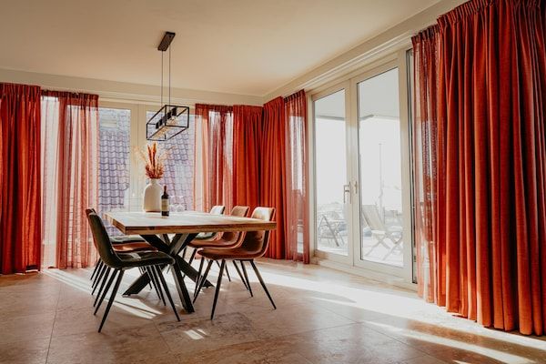 Eetkamer - Appartement aan het Strand met Uitzicht in Egmond aan zee (2)