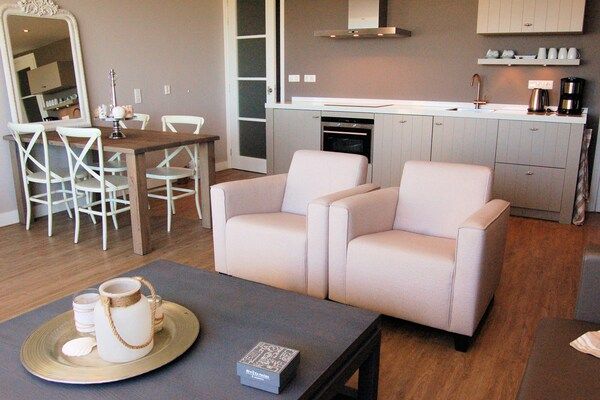 Eetkamer - Appartement in Noordwijk bij Strand in Noordwijk (3)