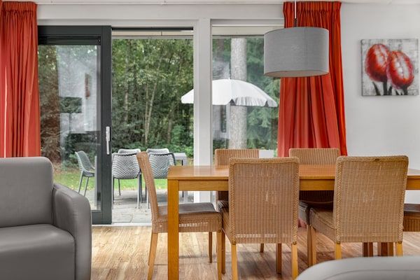 Woonkamer - Bosverblijf met gedeeld zwembad in Borger (3)
