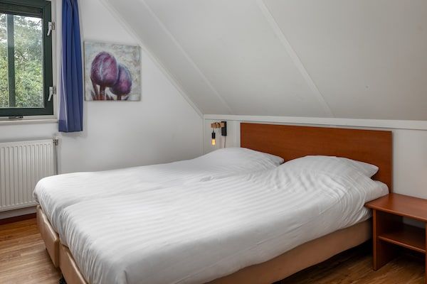 Slaapkamer - Bosverblijf met gedeeld zwembad in Borger (5)