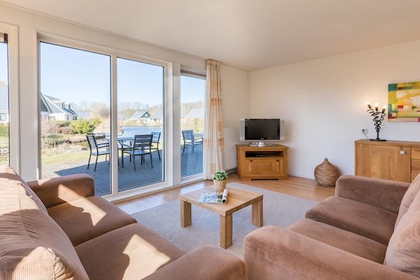 Woonkamer - Charmante villa aan het water in Gasselternijveen (5)
