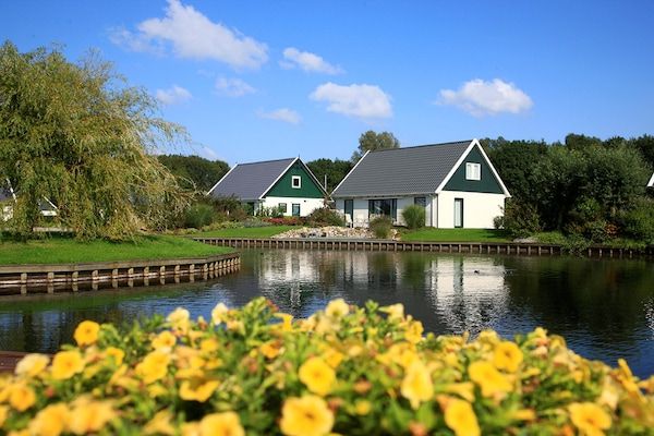 Buitenkant - Charmante villa aan het water in Gasselternijveen (1)