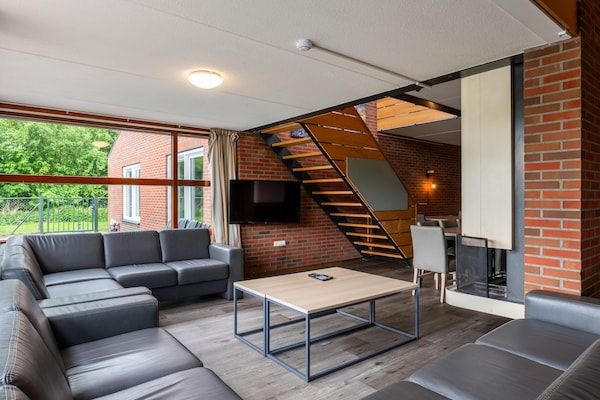 Woonkamer - Grote huisdiervriendelijke lodge in Gasselternijveen (2)