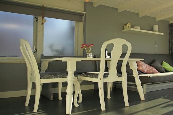 Eetkamer - Vakantiehuis Egmond bij Strand in Egmond aan zee (2)