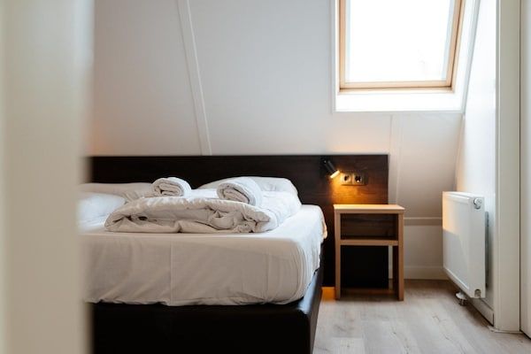 Slaapkamer - Villa in Nederland met ruime tuin in Voorthuizen (4)