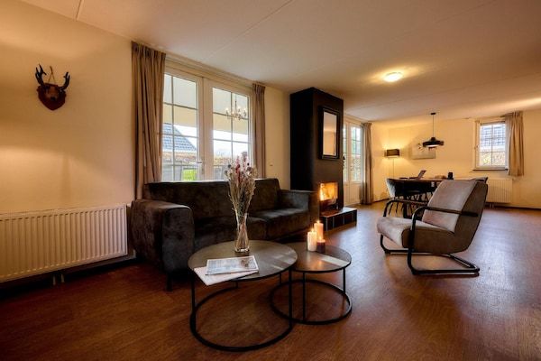 Woonkamer - Villa in Nederland met ruime tuin in Voorthuizen (2)
