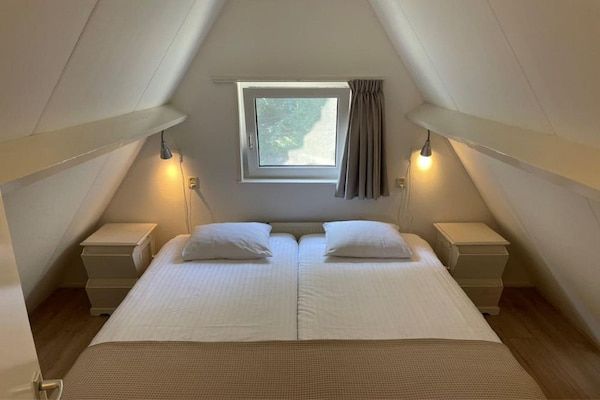 Slaapkamer - Vakantiehuis in Friesland met Tuin in Sint Nicolaasga (4)