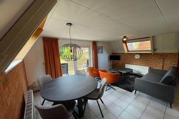 Eetkamer - Vakantiehuis in Friesland met Tuin in Sint Nicolaasga (2)