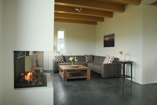 Woonkamer - Villa aan zee met tuin in Tzummarum (2)