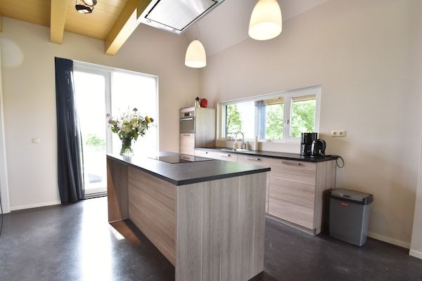 Keuken - Villa aan zee met tuin in Tzummarum (4)