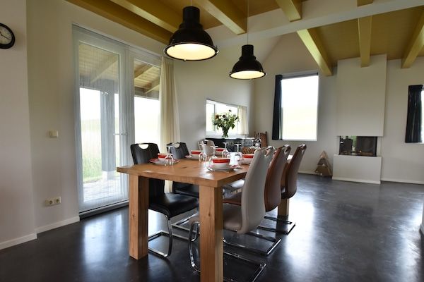 Eetkamer - Villa aan zee met tuin in Tzummarum (3)