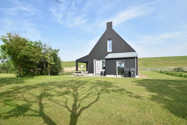 Buitenkant - Villa aan zee met tuin in Tzummarum (1)