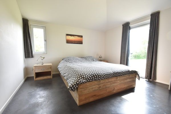 Slaapkamer - Villa in Friesland bij Waddenkust in Tzummarum (5)