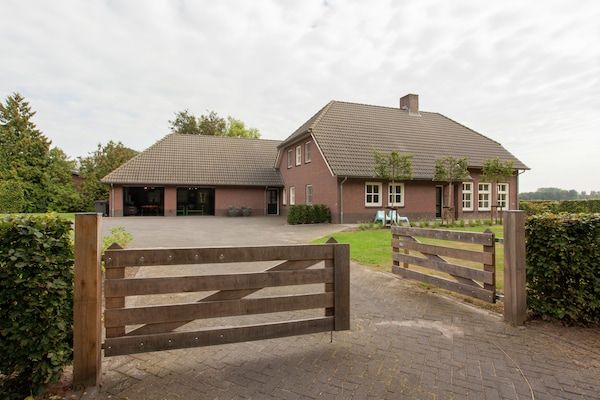 Buitenkant - Landhuis naast een natuurgebied in Leende (1)
