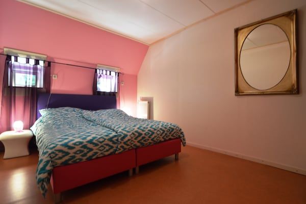 Slaapkamer - Prachtige boerderij in Wapse met omheinde tuin in Wapse (5)