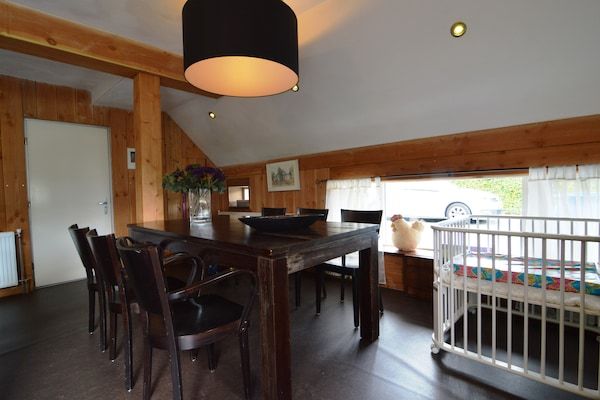 Eetkamer - Prachtige boerderij in Wapse met omheinde tuin in Wapse (3)