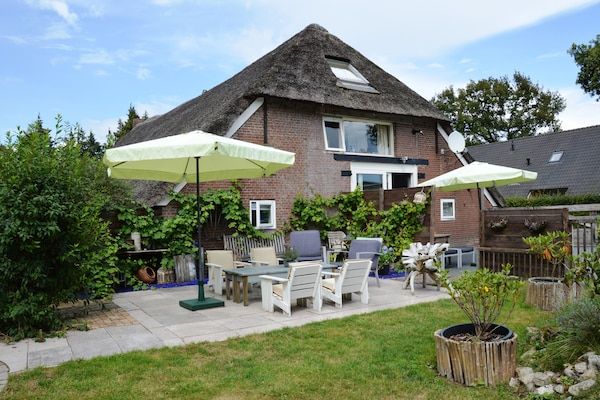Buitenkant - Prachtige boerderij in Wapse met omheinde tuin in Wapse (1)