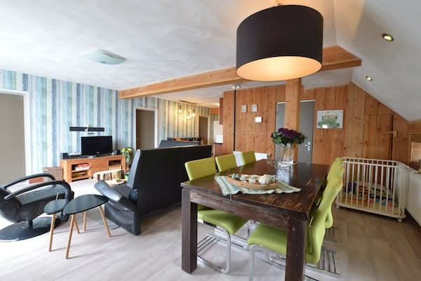 Woonkamer - Prachtige boerderij in Wapse met omheinde tuin in Wapse (2)