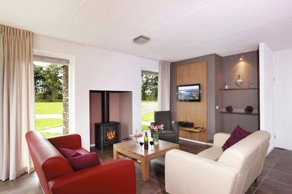 Woonkamer - Ruim vakantiehuis met tuin in Tynaarlo (3)