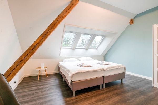 Slaapkamer - Ruime boerderij met sauna en hottub in Noardburgum (5)